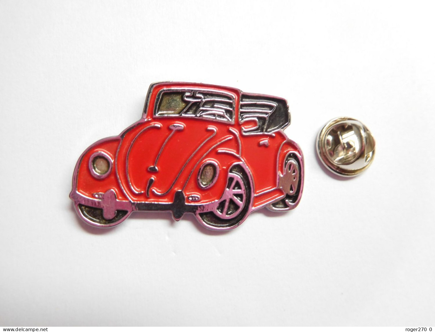 Superbe Pin's En Relief , Auto VW VAG Volkswagen Coccinelle Rouge , Signé MADE IN N.Z. - Volkswagen