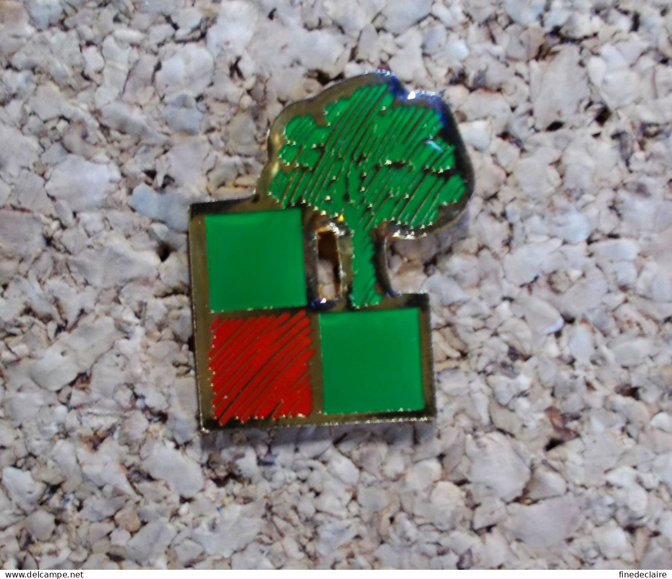 Pin's - Arbre Avec Des Carrés Vert Et Rouge - Other & Unclassified