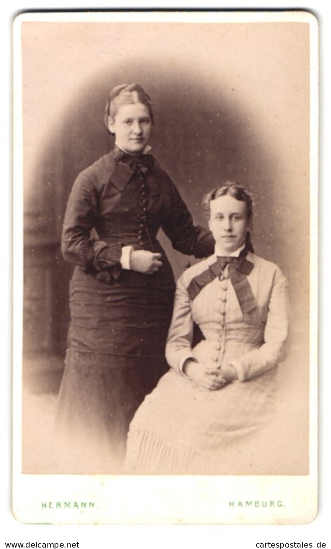 Fotografie T. W. Hermann, Hamburg, Poststr. 2, Zwei Junge Damen In Zeitgenössischer Kleidung  - Anonieme Personen