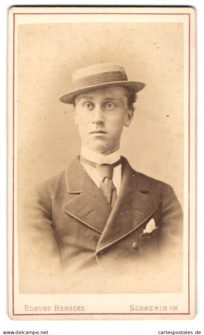 Fotografie Edmund Behncke, Schwerin I. M., Wismarsche Str. 26, Junger Mann Im Anzug Mit Krawatte  - Anonieme Personen