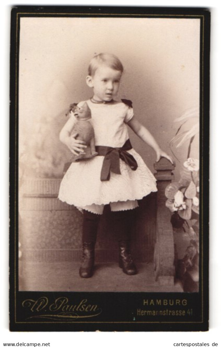 Fotografie W. Paulsen, Hamburg, Hermannstr. 41, Kind Im Weissen Kleid Mit Spieltier  - Anonieme Personen