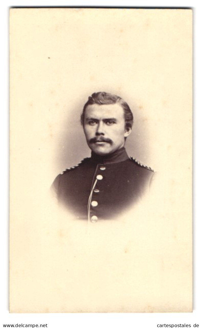 Fotografie A. H. Heckmann, Osnabrück, Einjährig-Freiwilliger In Uniform Mit Mustasch  - Anonieme Personen