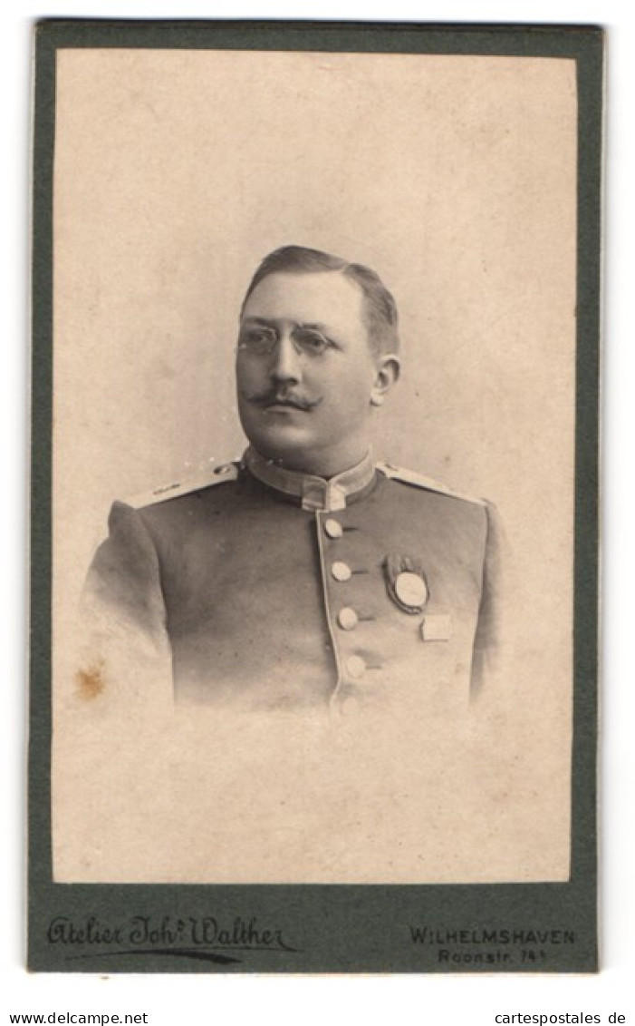 Fotografie Johs. Walther, Wilhelmshaven, Uffz. In Uniform Mit Orden Und Zwickerbrille  - Anonieme Personen