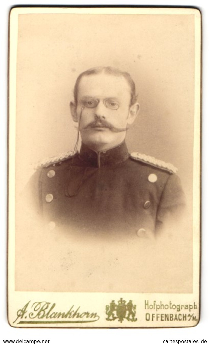 Fotografie A. Blankborn, Offenbach A. M., Offizier In Uniform Mit Mustasch Und Zwicker  - Anonieme Personen