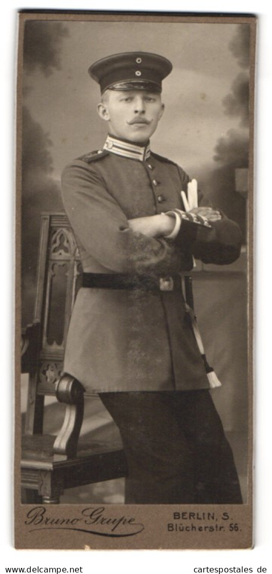 Fotografie Bruno Grupe, Berlin, Soldat In Garde Uniform Kaiserin Augusta Garde Gren. Regiment Nr. 4  - Anonieme Personen