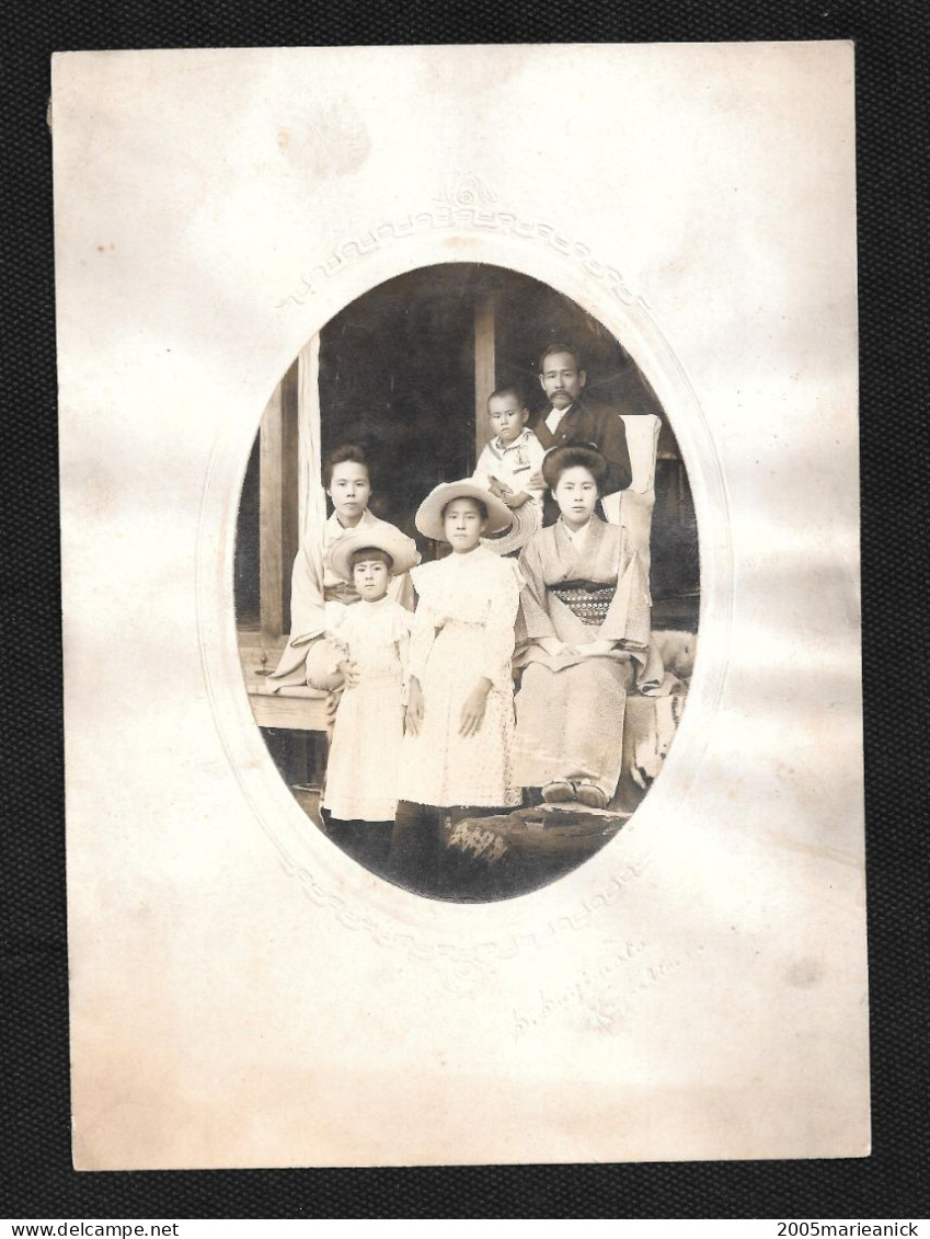 JAPON Photo Ancienne Originale D'une Famille Sur Carton éditeur Signé S. Sugimata à Kagashina Format 15x21, Photo 9x12cm - Asien