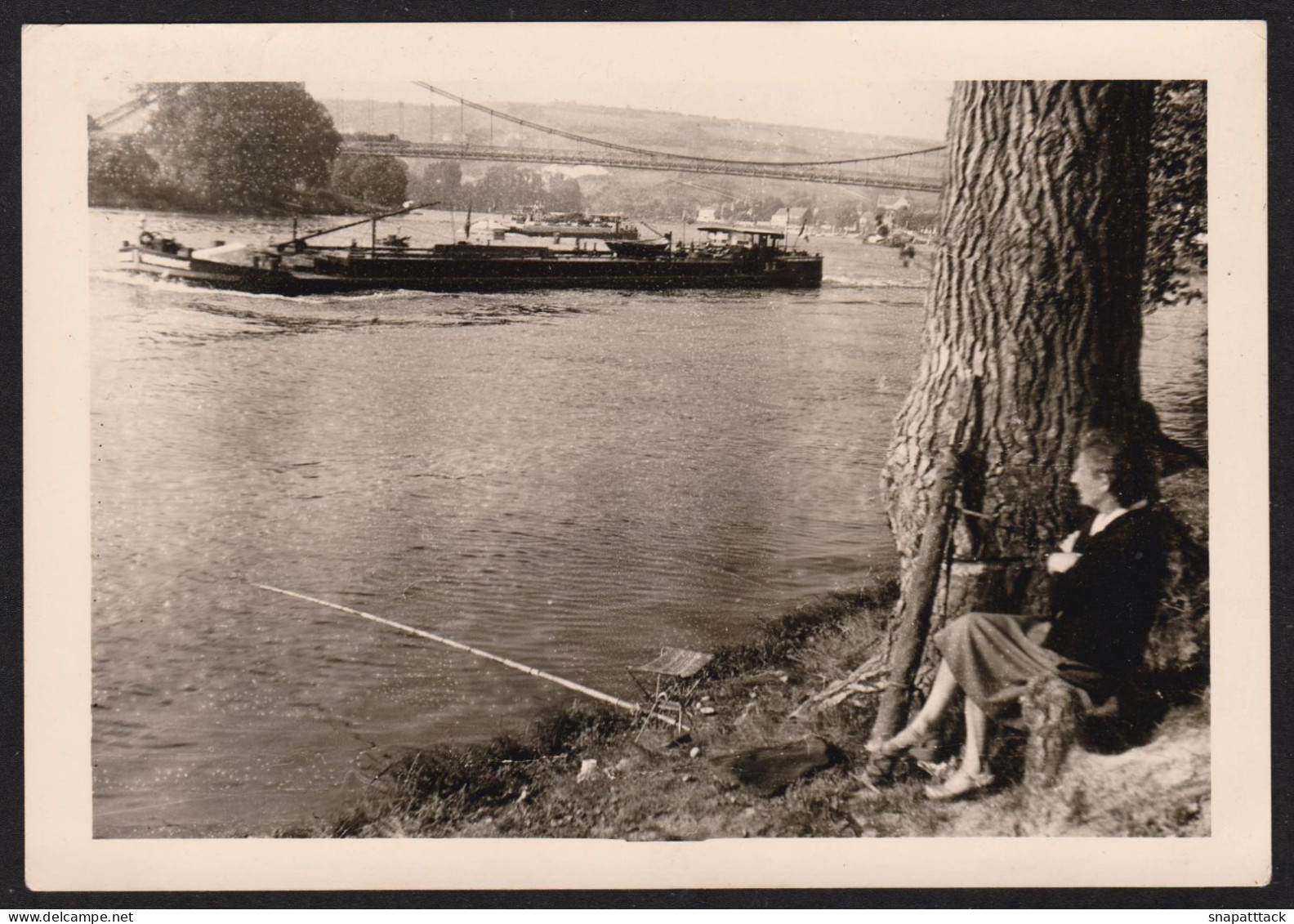 Jolie Photographie D'une Femme Regardant Passer Une Péniche. A Situer, Rhin? Allemagne? Bateau Fleuve, 12,8x8,9cm - Bateaux