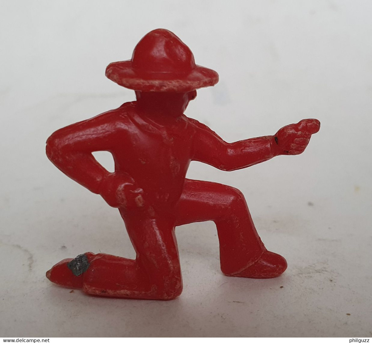 FIGURINE Publicitaire MARQUE INCONNUE COWBOY TIREUR A GENOUX Rouge - Sonstige & Ohne Zuordnung