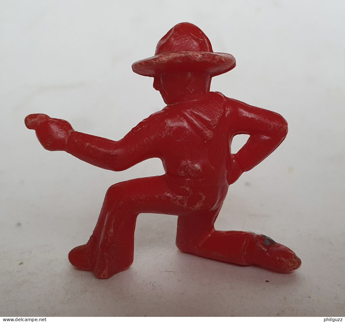 FIGURINE Publicitaire MARQUE INCONNUE COWBOY TIREUR A GENOUX Rouge - Altri & Non Classificati