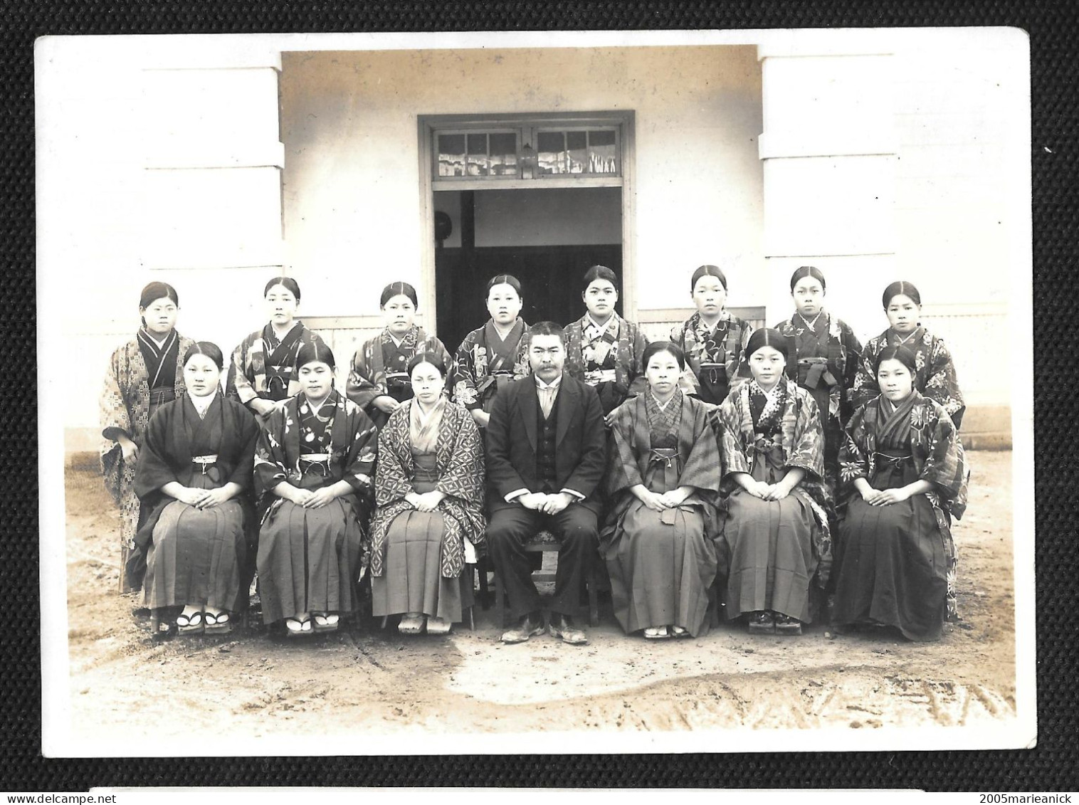 JAPON Photo Ancienne Originale D'un Groupe De Jeunes Filles En Costume Traditionnel Avec Leur Professeur Format 11x15,2 - Asien