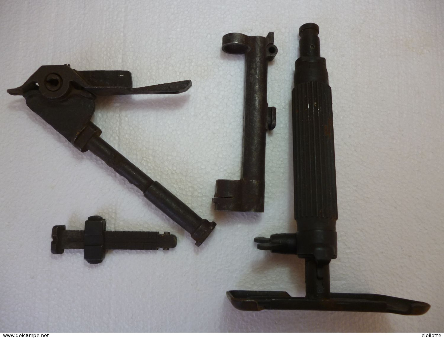 LOT PIECES MILITARIA A IDENTIFIER - ET PIED ARRIERE DU FM 24/29 - Armes Neutralisées