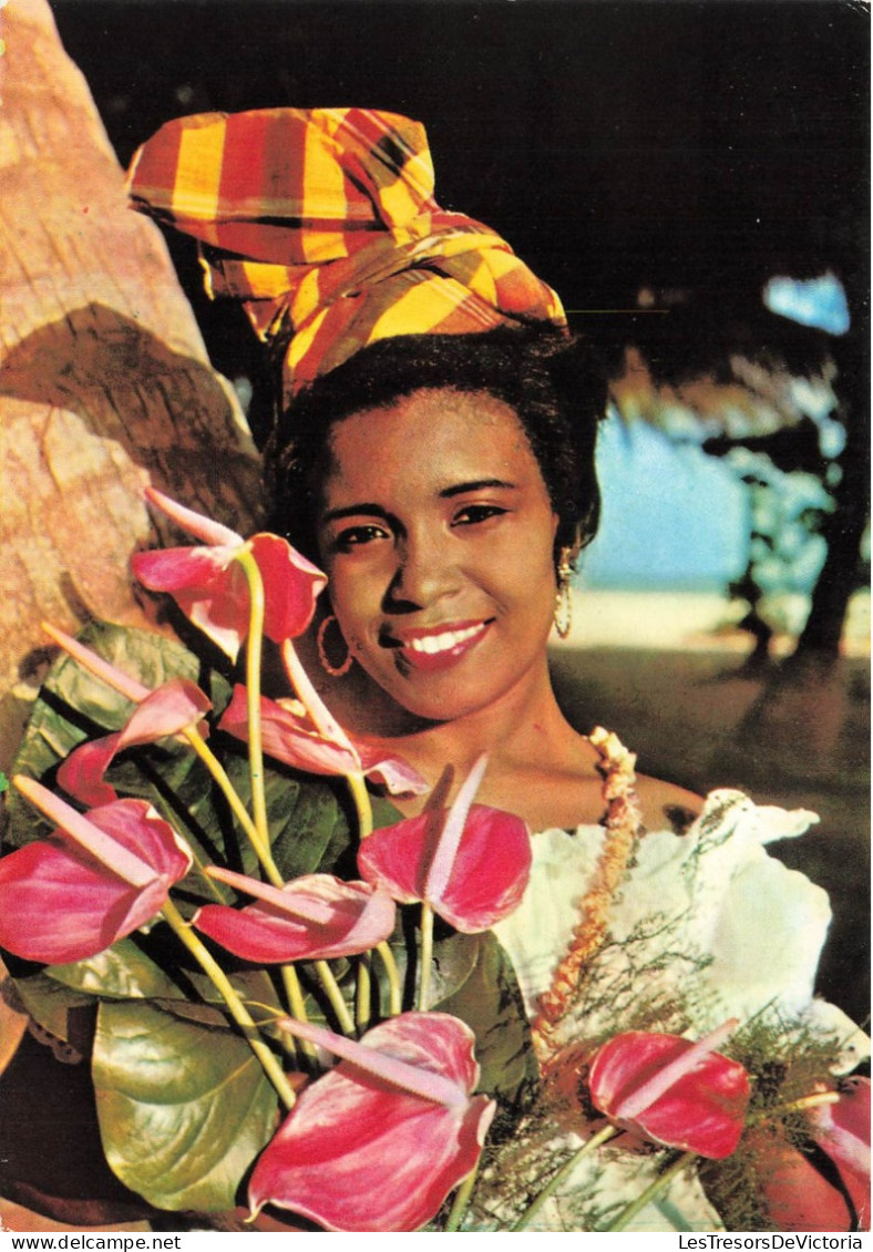 FRANCE - Guadeloupe - Femme - Sourire Et Anthuriums - Carte Postale - Other & Unclassified
