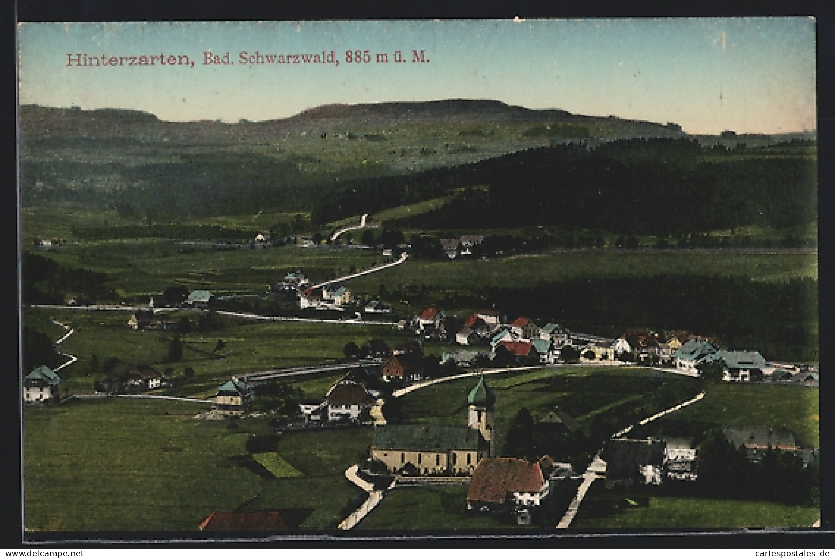 AK Hinterzarten /Bad. Schwarzwald, Ortsansicht Gegen Hügellandschaft  - Hinterzarten