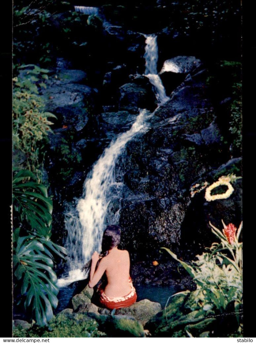 TAHITI -  FEMME AU BAIN A LA CASCADE DE MATAIEA - CARTE TIMBREE - Tahiti