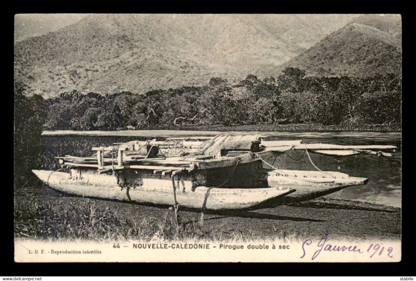 NOUVELLE CALEDONIE - PIROGUE DOUBLE A SEC - New Caledonia