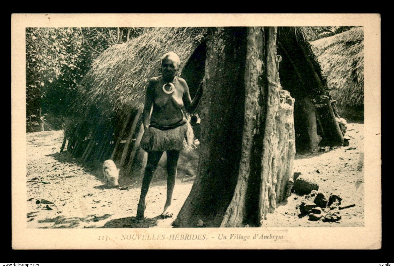 VANUATU - NOUVELLES HEBRIDES - UN VILLAGE D'AMBRYM - FEMME - Vanuatu