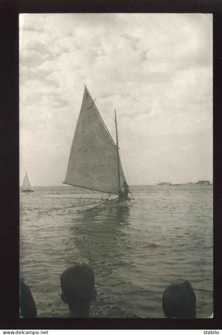 TAHITI - COURSE DE PIROGUE A VOILE LE 14 JUILLET - CARTE PHOTO ORIGINALE - Tahiti