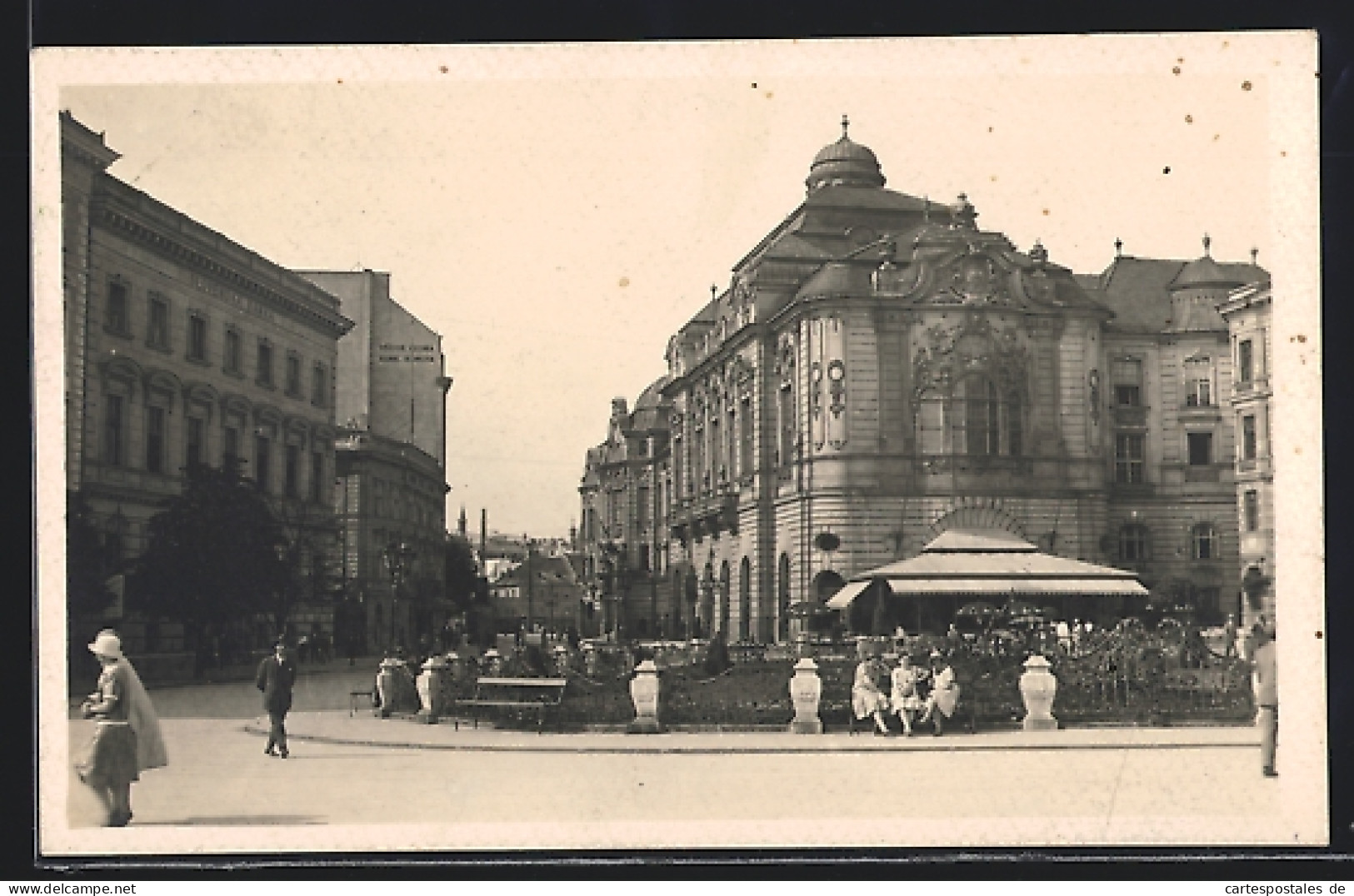 AK Bratislava, Ortspartie Mit Anlage Und Passanten  - Slovaquie