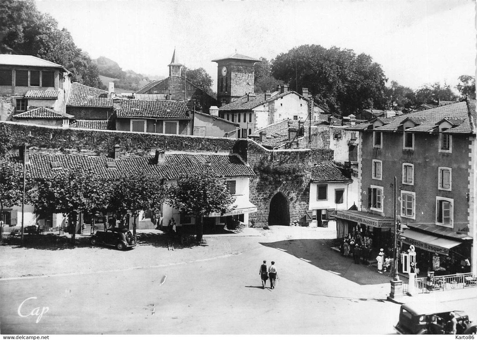 St Jean Pied De Port * Place Du Village * Un Coin Des Remparts , Vue Vers L'église * Pompe à Essence - Saint Jean Pied De Port