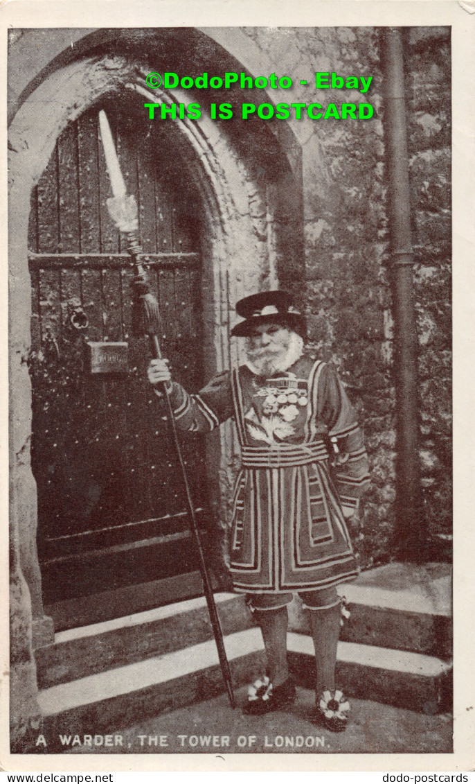 R418245 A Warder. The Tower Of London. Series No. 246 - Autres & Non Classés