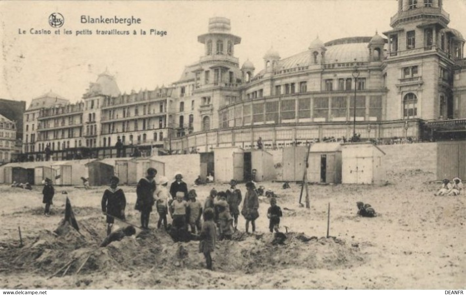 BLANKENBERGHE : Le Casino Et Les Petits Travailleurs à La Plage. - Blankenberge