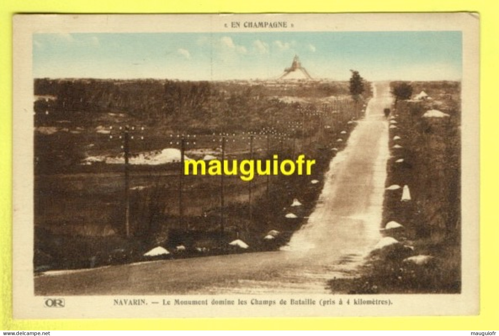 GUERRE 1914-18 / EN CHAMPAGNE / NAVARIN / LE MONUMENT DOMINE LES CHAMPS DE BATAILLE (PRIS À 4 KM) - Guerre 1914-18