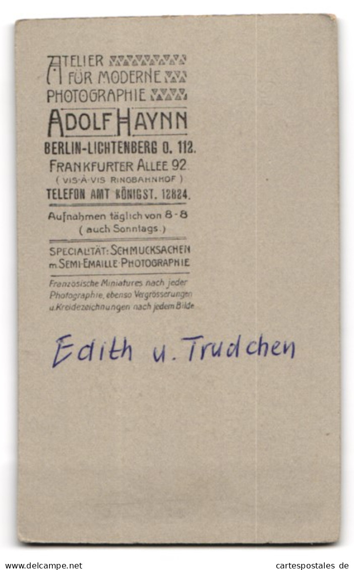 Fotografie Adolf Haynn, Berlin-Lichtenberg, Frankfurter Allee 92, Edith U. Trudchen In Hellen Kleidern Mit Weisser Spi  - Anonymous Persons