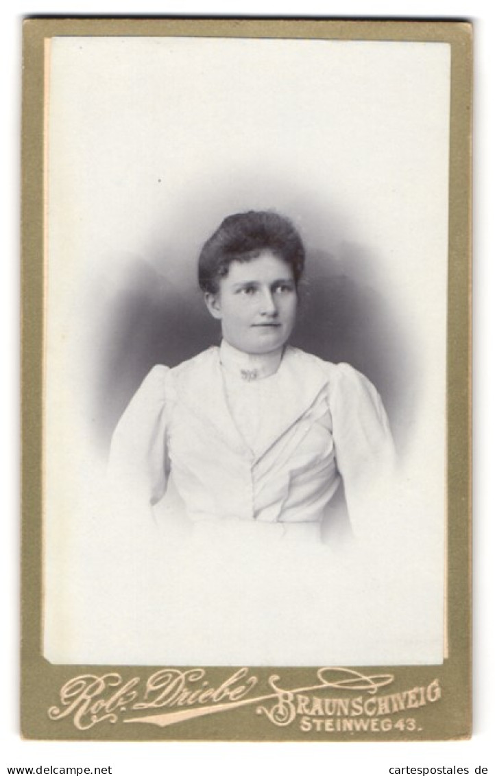 Fotografie Rob. Driebe, Braunschweig, Steinweg 43, Henriette Brenneke Im Weissen Kleid Mit Schmetterlingsbrosche  - Anonymous Persons