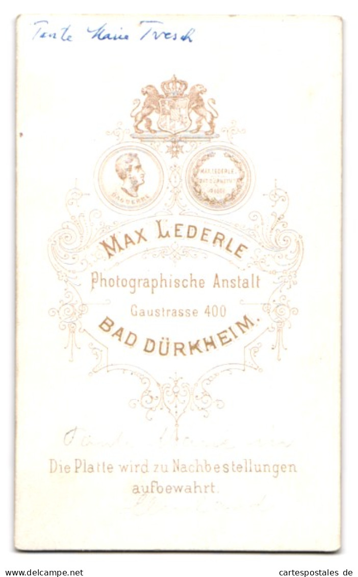 Fotografie Max Lederle, Bad Dürkheim, Gaustr. 400, Tante Marie Tresch Beugt Sich Im Kleid über Einen Tisch  - Anonymous Persons