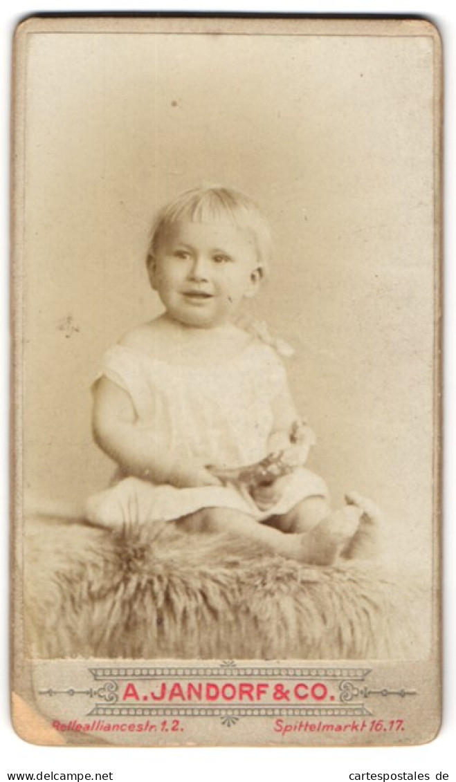 Fotografie A. Jandorf & Co., Berlin, Spittelmarkt 16, Artur Hilger Als Baby Im Weissen Kleid Am Lächeln  - Personnes Anonymes