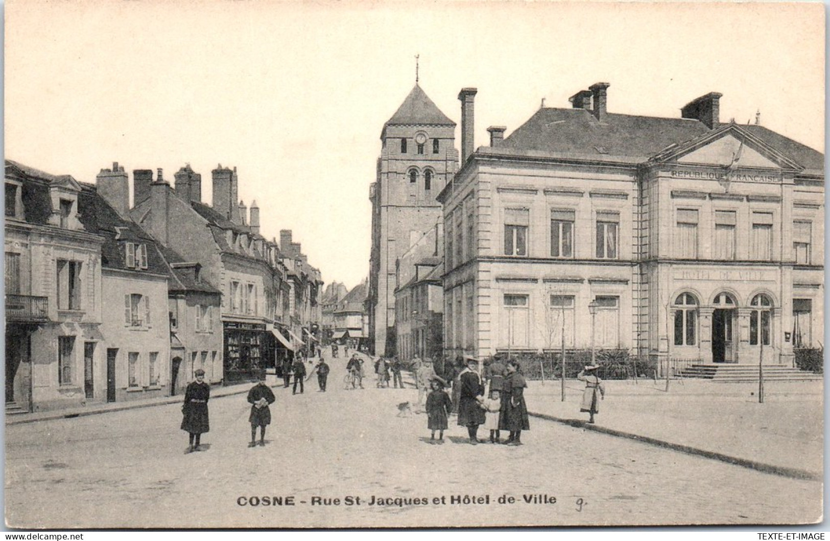 58 COSNE - La Rue Saint Jacques Et L'hotel De Ville.  - Cosne Cours Sur Loire