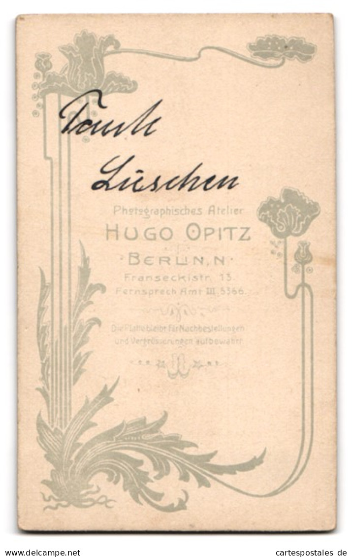 Fotografie Hugo Opitz, Berlin, Franseckistr.13, Tante Lüschen Im Schwarzen Geknöpften Kleid Mit Brosche Und Locken  - Personnes Anonymes