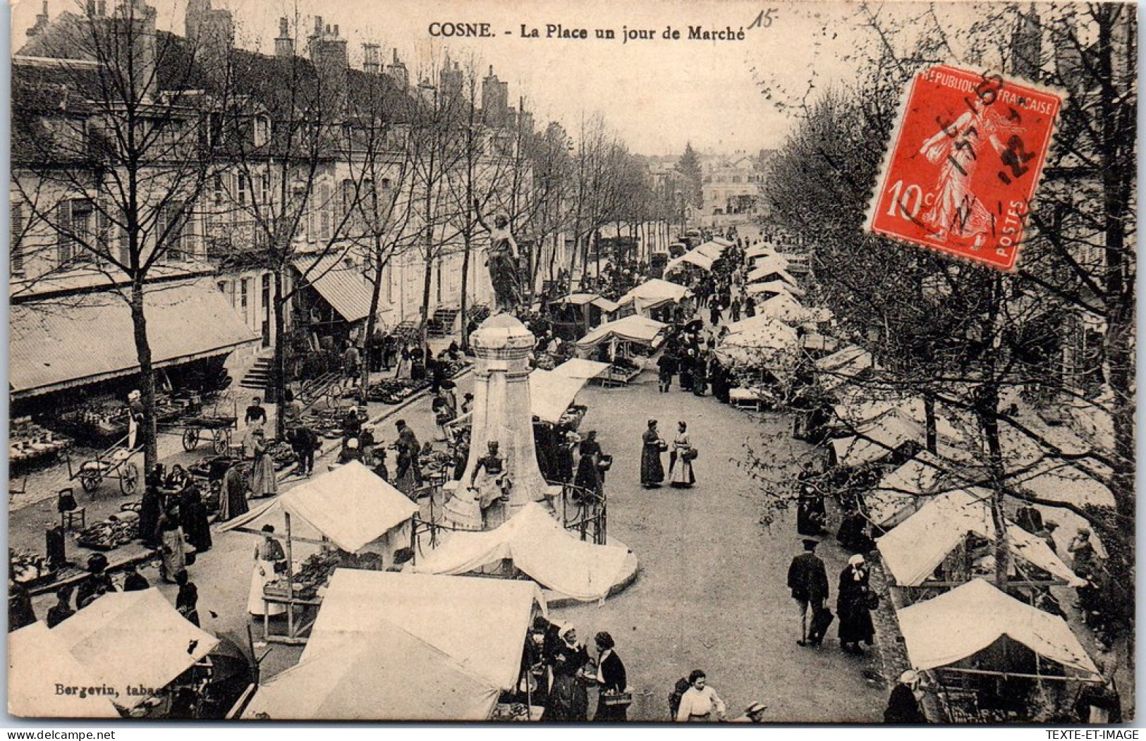 58 COSNE - La Place Un Jour De Marche. - Cosne Cours Sur Loire