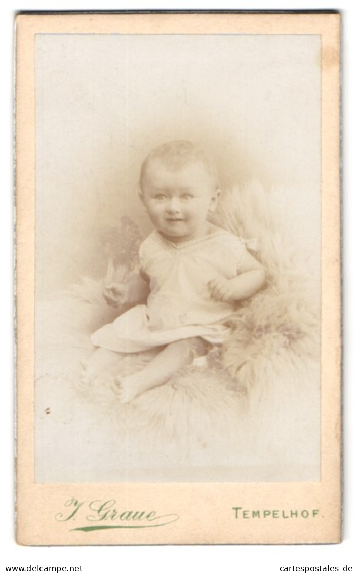 Fotografie J. Graue, Tempelhof, Ringbahnstr. 60, Süsses Baby Blümel Im Weissen Kleid Auf Einem Fell  - Personnes Anonymes