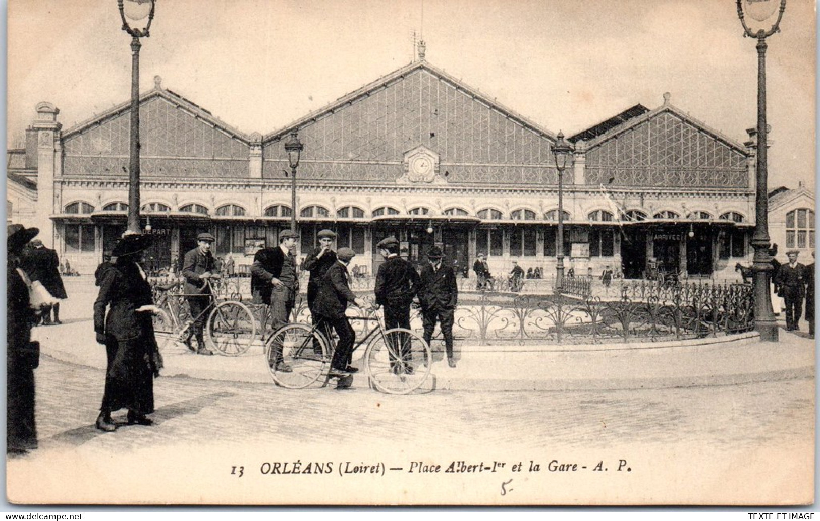 45 ORLEANS - Place Albert 1er Et La Gare (Ed A,P) - Orleans