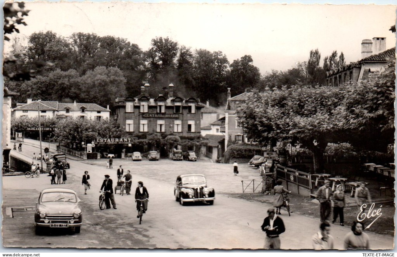 64 SAINT JEAN PIED DE PORT - La Place Du Marche.  - Saint Jean Pied De Port