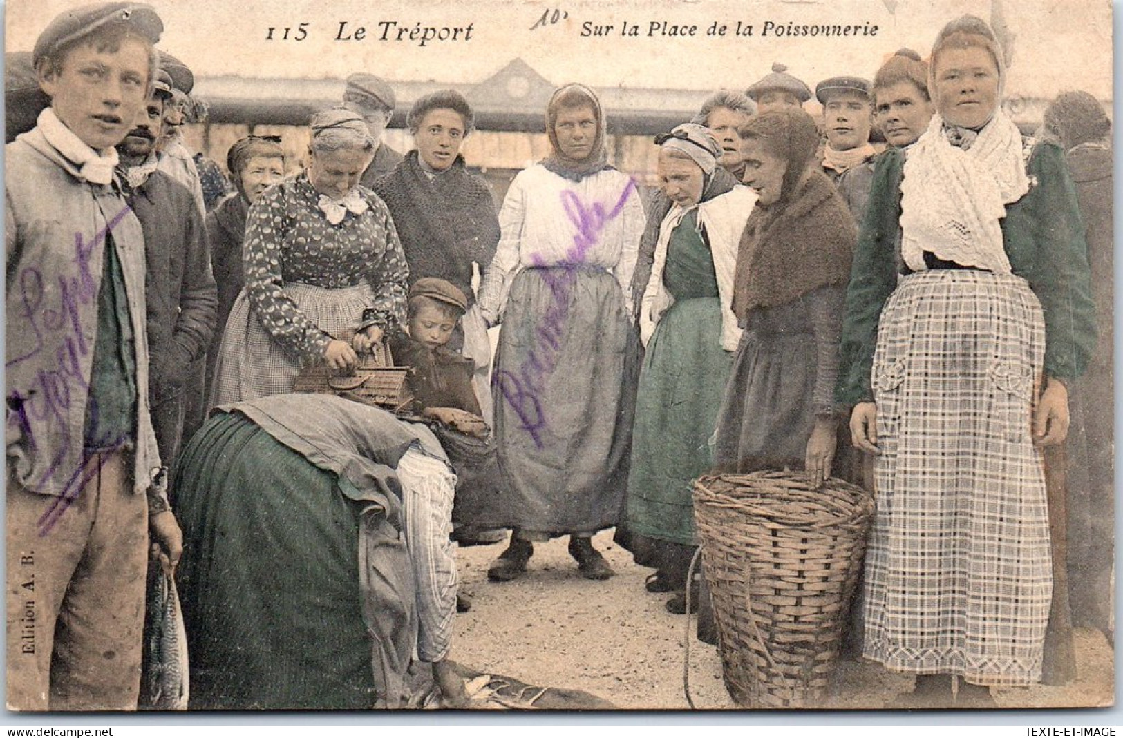 76 LE TREPORT - Sur La Place De La Poissonnerie.  - Le Treport