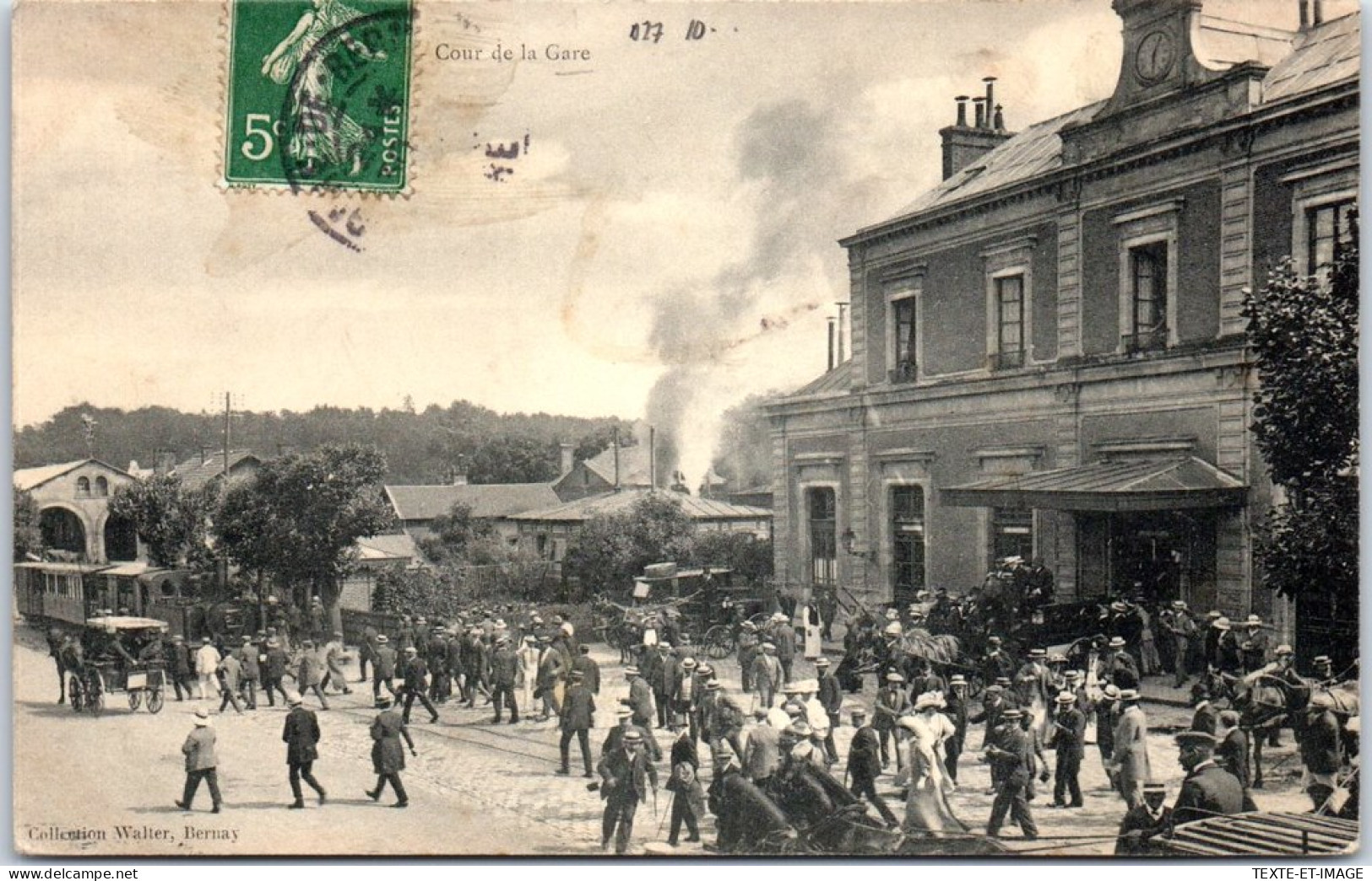 27 BERNAY - La Foule Dans La Cour De La Gare  - Bernay