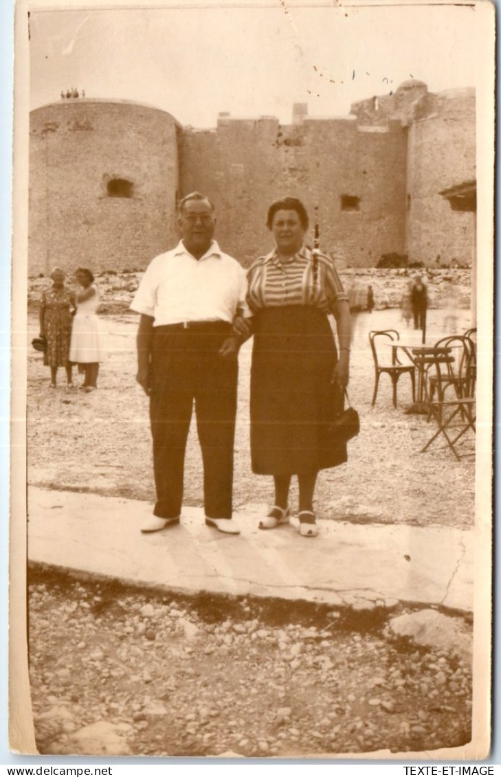 13 MARSEILLE - CARTE PHOTO - Couple Devant Le CHATEAUd'if  - Unclassified