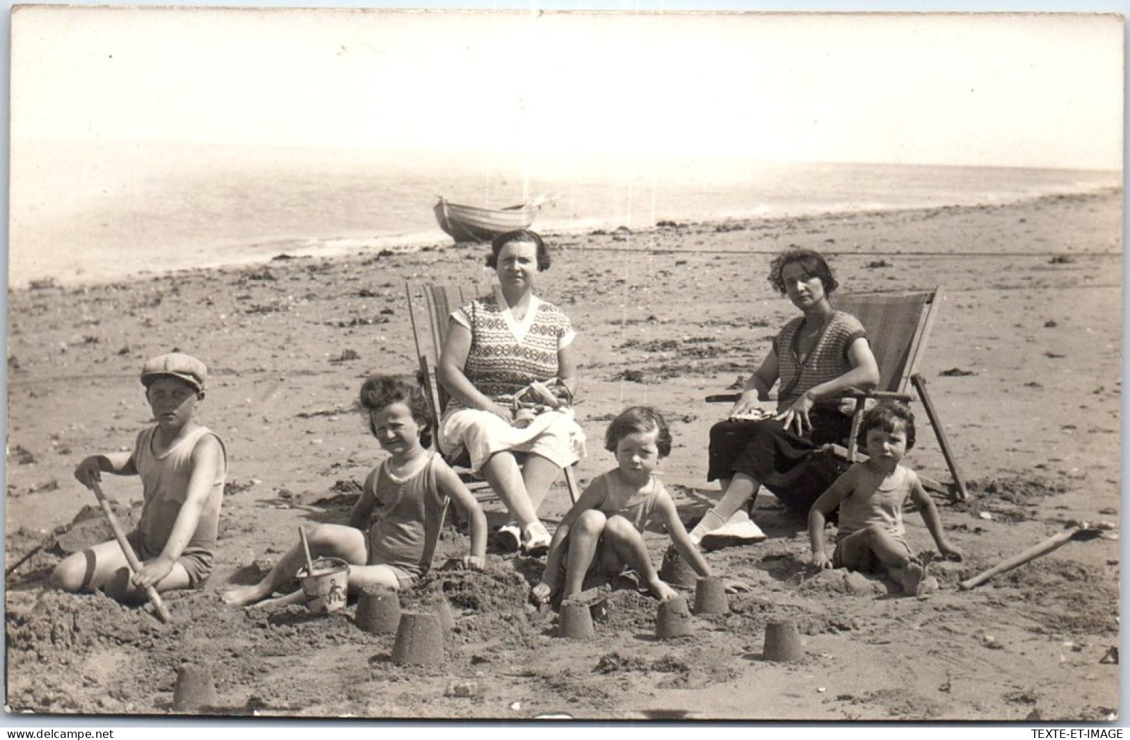 06 JUAN LES PINS - 2 Femmes Et Enfants Sur La Plage  - Autres & Non Classés