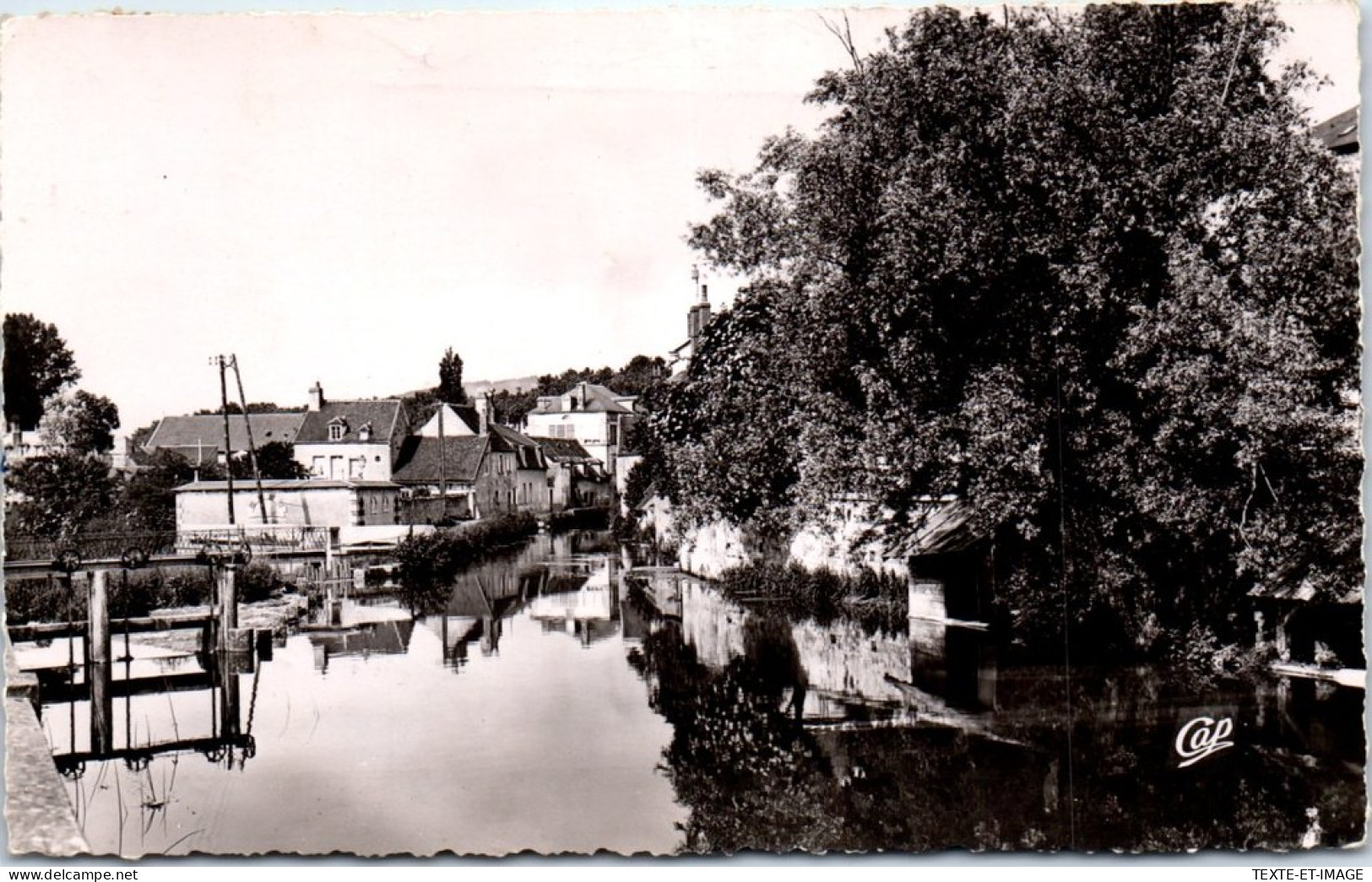 58 CLAMECY - Vue Sur Le Beuvron  - Clamecy