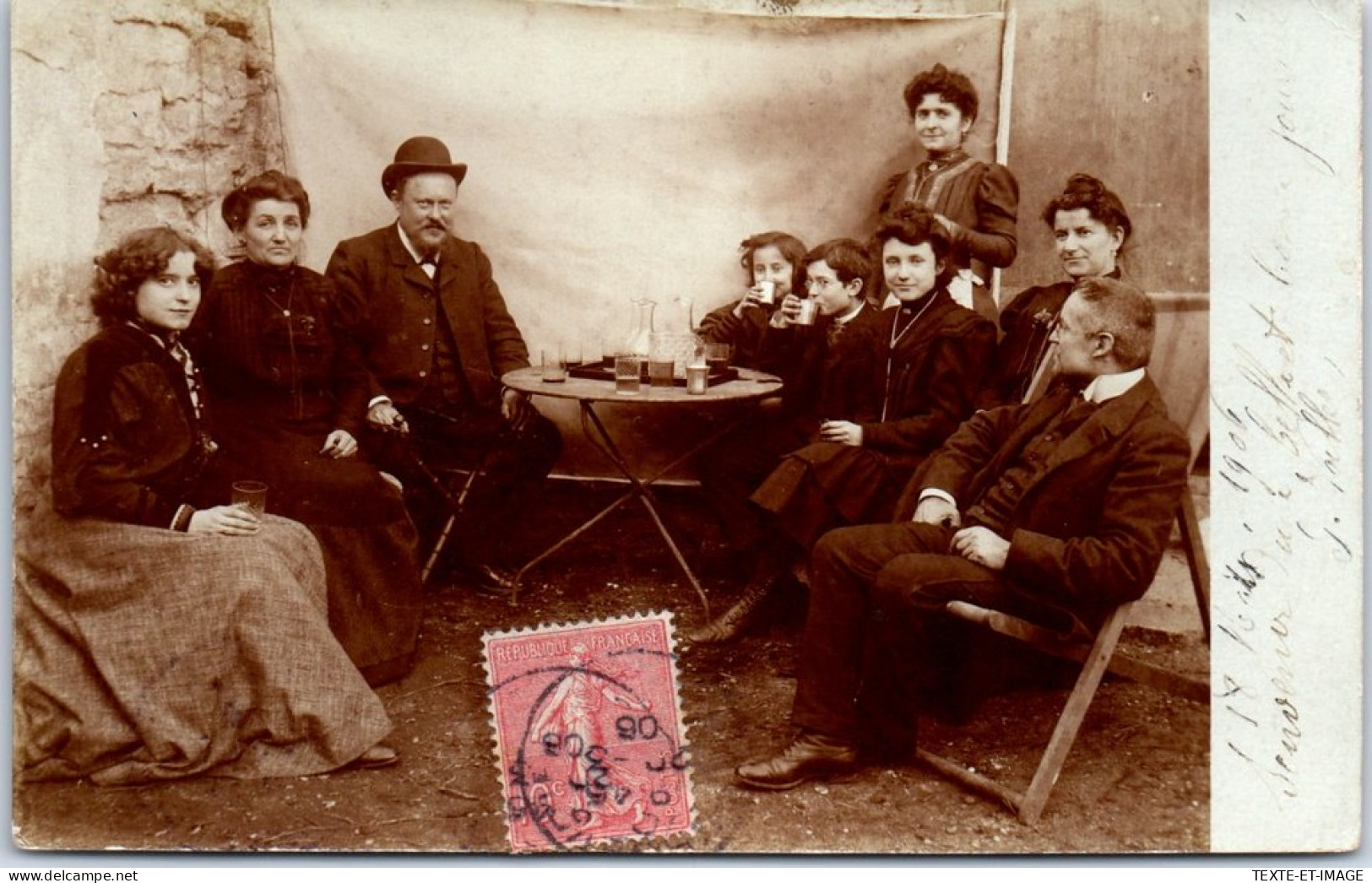 21 CARTE PHOTO - Une Famille A Une Table (non Situee) - Sonstige & Ohne Zuordnung