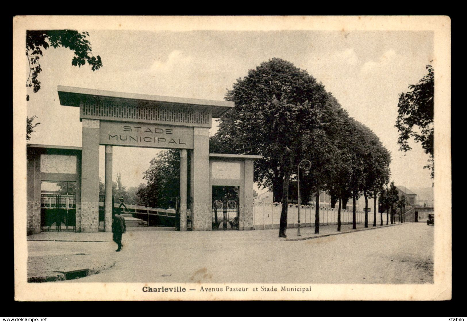 STADES - FOOTBALL - CHARLEVILLE (ARDENNES) - Stadiums