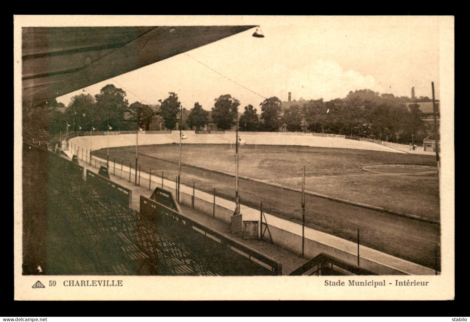 STADES - FOOTBALL - CHARLEVILLE (ARDENNES) - Stadiums