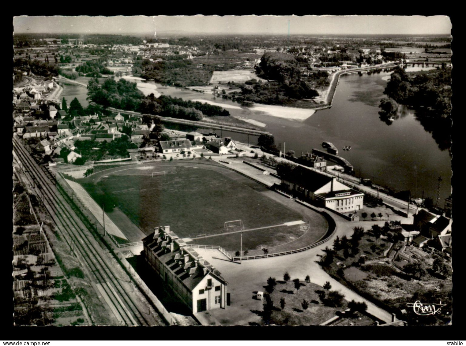 STADES - FOOTBALL - ST LEGER-DES-VIGNES (NIEVRE) - VUE AERIENNE - Stadien