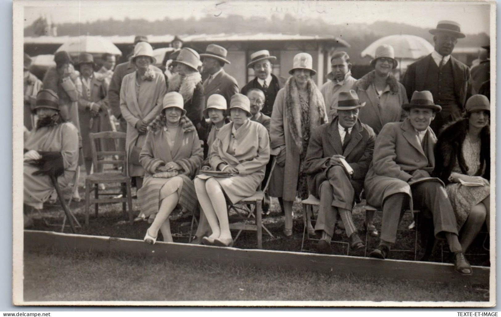 14 DEAUVILLE - CARTE PHOTO - Elegants Pres De La Plage 1920 - Deauville