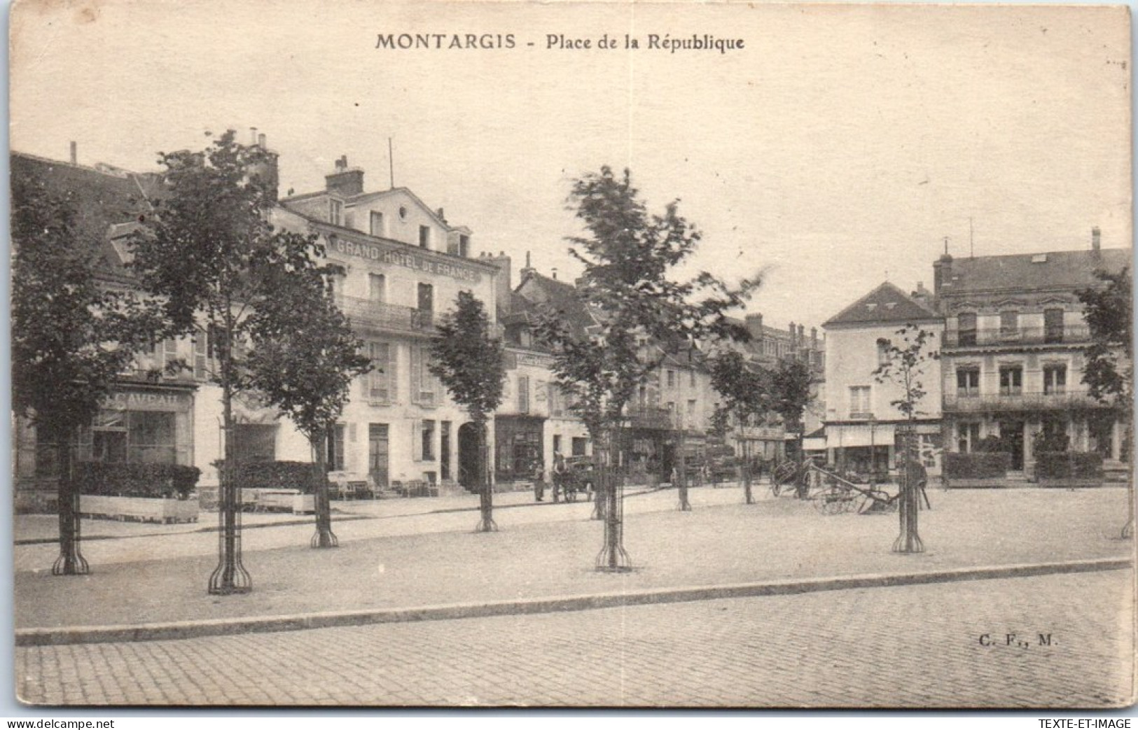 45 MONTARGIS -- Vue Place De La Republique  - Montargis