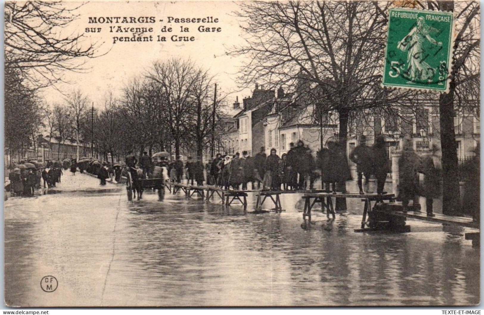 45 MONTARGIS -- Crue De 1910, Passerelle Av De La Gare (pli) - Montargis