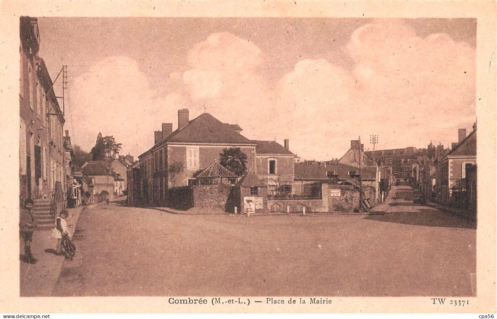 COMBRÉE - Le Bourg - Place De La Mairie - VENTE DIRECTE X - Andere & Zonder Classificatie