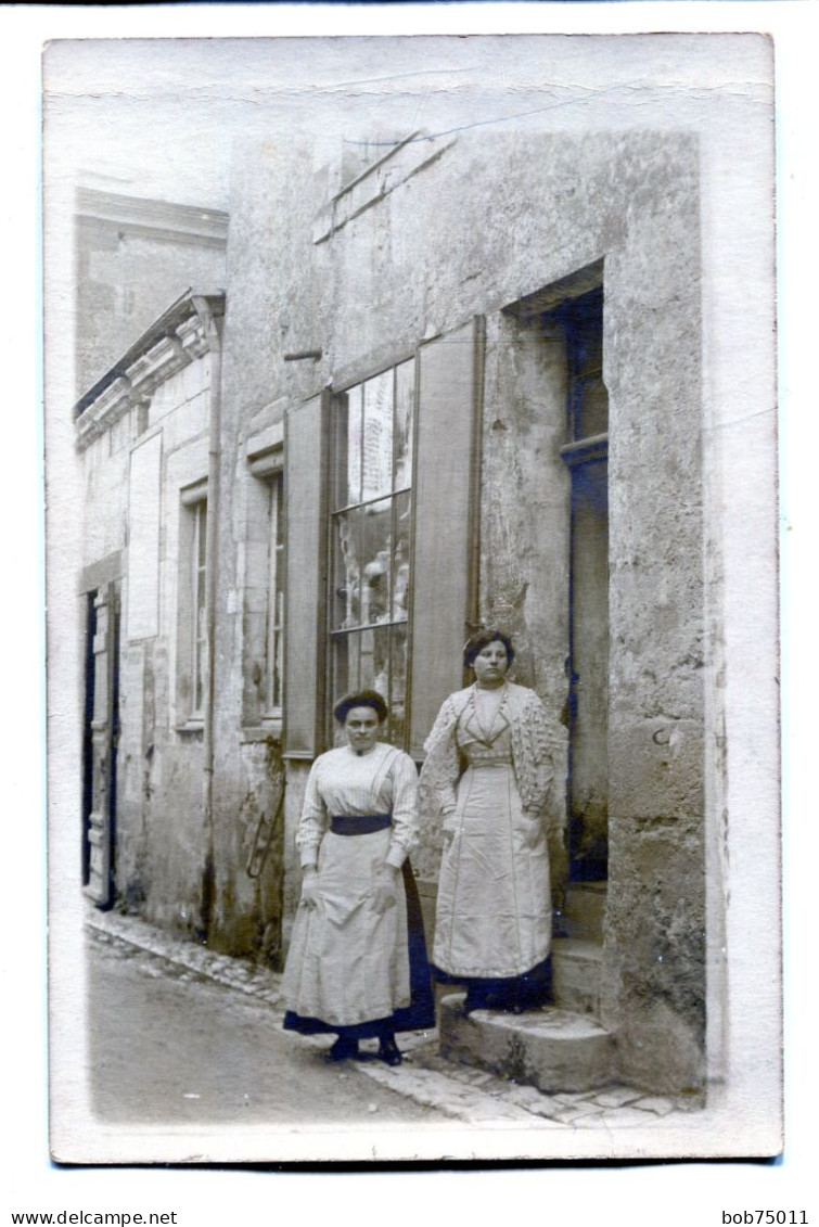 Carte Photo De Deux Femmes élégante Posant Devant Leurs Magasin Vers 1910 - Anonyme Personen